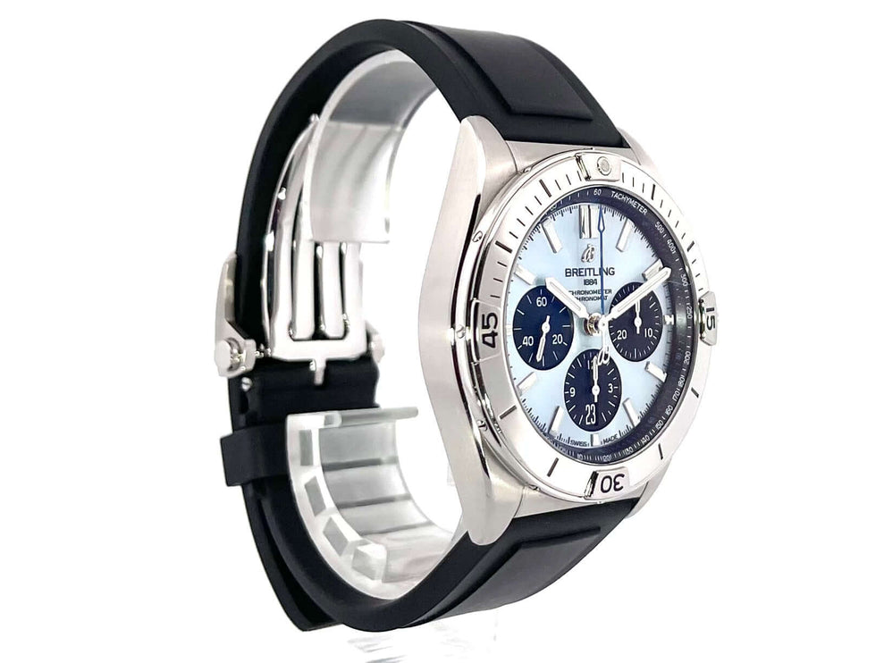 Breitling Chronomat B01 42 Chronograph PB0134101C1S1, Edelstahl-Gehäuse, schwarzes Kautschukband, hellblaues Zifferblatt, schwarze Totalisatoren