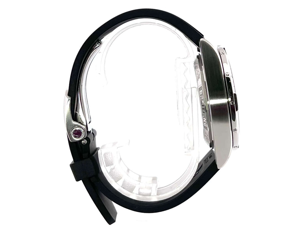 Seitenansicht der Breitling Chronomat B01 42 Chronograph PB0134101C1S1 mit schwarzem Kautschukband und poliertem Edelstahlgehäuse.