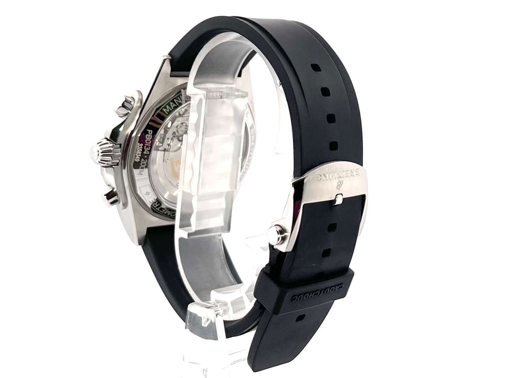 Rückansicht der Breitling Chronomat B01 42 Chronograph PB0134101C1S1 mit schwarzem Kautschukarmband und Edelstahlgehäuse.