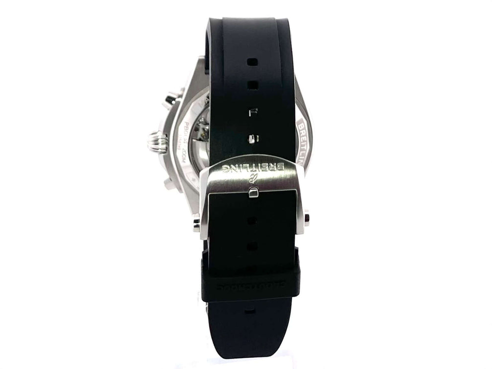 Breitling Chronomat B01 42 Chronograph Rückseite mit schwarzem Kautschukband und Faltschließe