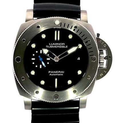 Panerai Luminor Submersible 1950 3 Days Automatic Titanio PAM01305 mit schwarzem Zifferblatt und Kautschukarmband, Frontansicht.