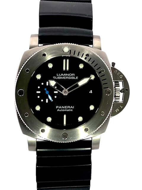 Panerai Luminor Submersible 1950 3 Days Automatic Titanio PAM01305 mit schwarzem Zifferblatt und Kautschukarmband, Frontansicht.