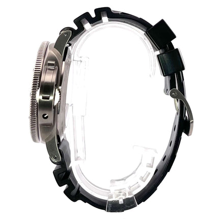 Panerai Luminor Submersible 1950 Seitenansicht Titangehäuse und schwarzes Kautschukarmband