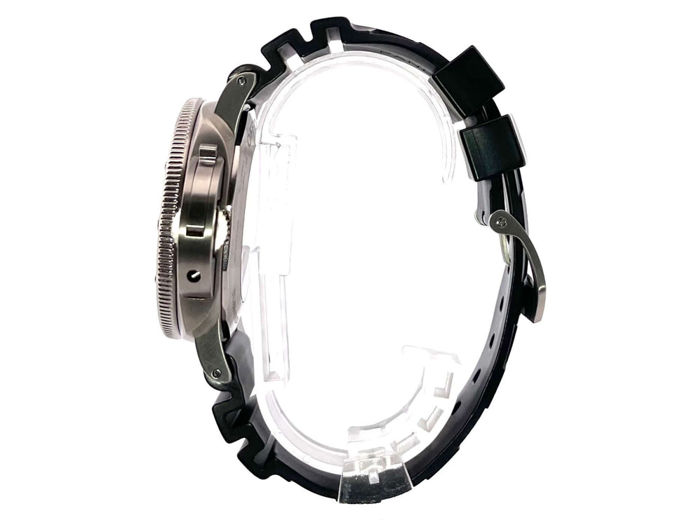 Panerai Luminor Submersible 1950 Seitenansicht Titangehäuse und schwarzes Kautschukarmband