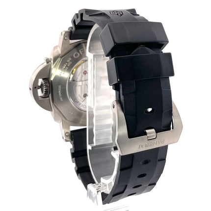 Rückansicht der Panerai Luminor Submersible 1950 3 Days Automatic Titanio PAM01305 Armbanduhr mit schwarzem Kautschukarmband.