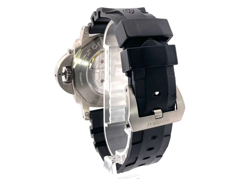 Rückansicht der Panerai Luminor Submersible 1950 3 Days Automatic Titanio PAM01305 Armbanduhr mit schwarzem Kautschukarmband.