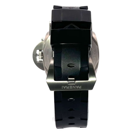 Rückseite der Panerai Luminor Submersible 1950 PAM01305 mit titanfarbener Dornschließe und schwarzem Kautschukarmband.