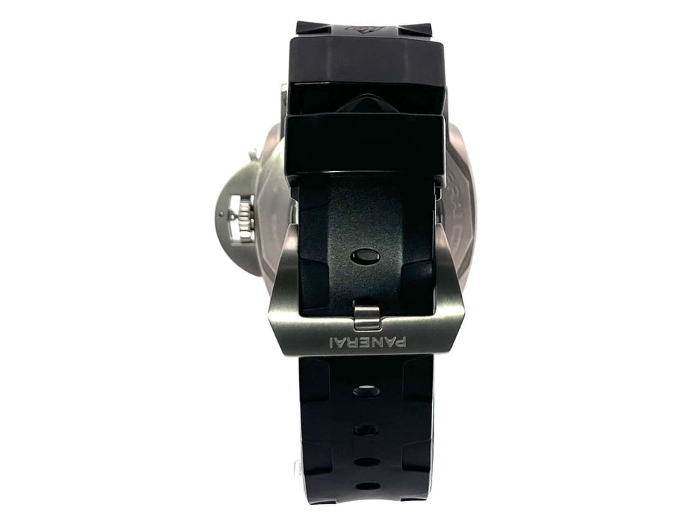Rückseite der Panerai Luminor Submersible 1950 PAM01305 mit titanfarbener Dornschließe und schwarzem Kautschukarmband.
