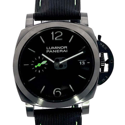 Panerai Luminor Quaranta Razer PAM01353 Automatikuhr mit schwarzem Zifferblatt, fluoreszierende arabische Ziffern und Textilband.