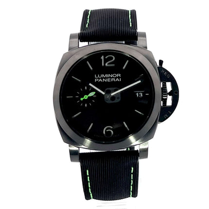 Panerai Luminor Quaranta Razer PAM01353 mit DLC-beschichtetem Edelstahlgehäuse, schwarzem Zifferblatt und Textilband mit grünen Nähten