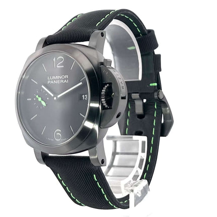 Panerai Luminor Quaranta Razer PAM01353 Automatikuhr mit schwarzem Zifferblatt und schwarzem Textilband, DLC-beschichtetes Edelstahlgehäuse.