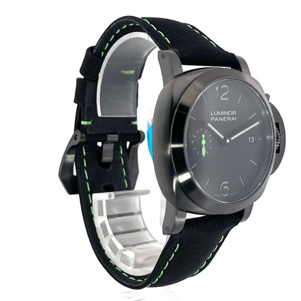 Panerai Luminor Quaranta Razer PAM01353 Automatikuhr mit DLC-beschichtetem Edelstahlgehäuse und fluoreszierenden Ziffern auf schwarzem Zifferblatt.