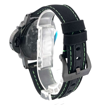 Rückseite der Panerai Luminor Quaranta Razer PAM01353 mit schwarzem Textilband und grünen Nähten, Edelstahlgehäuse DLC beschichtet