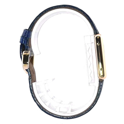 Armband der Cartier Tank Louis Cartier W1504953 Uhr mit blauem Lederband und gelbgoldener Schließe.