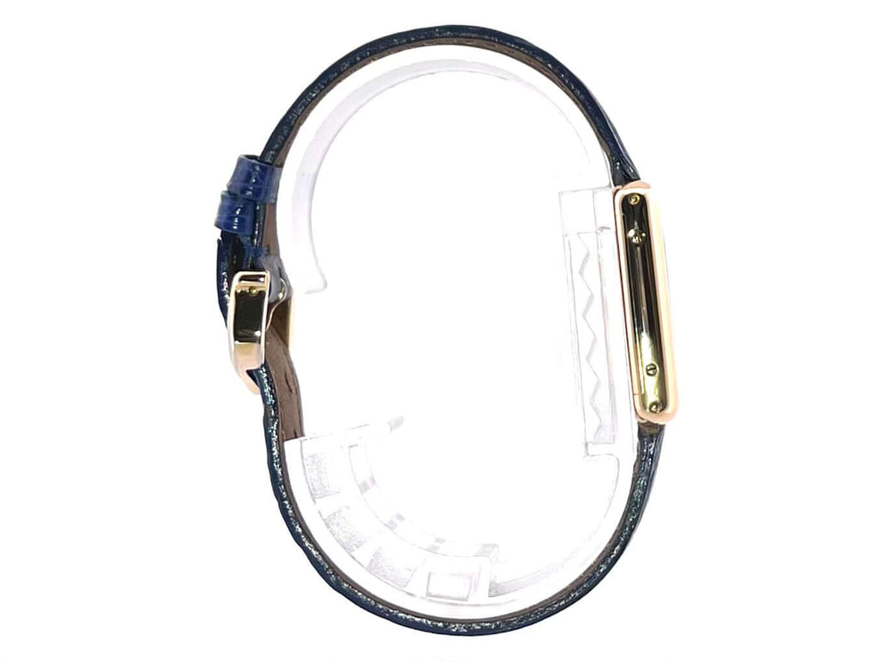 Armband der Cartier Tank Louis Cartier W1504953 Uhr mit blauem Lederband und gelbgoldener Schließe.