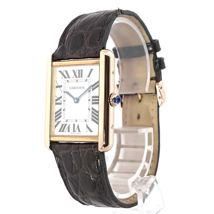 Cartier Tank Solo großes Modell aus 18 kt Roségold mit braunem Lederband, silberfarbenem Zifferblatt und blauen Zeigern.