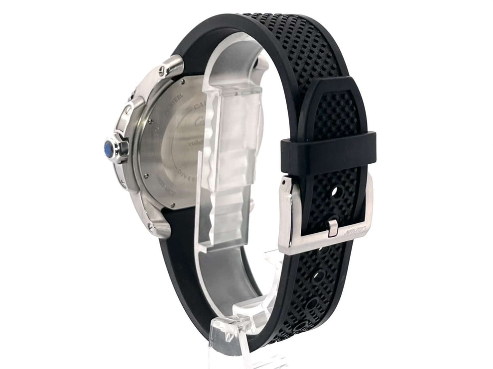 Rückansicht der Cartier Calibre de Cartier Diver WSCA0012 Uhr mit Kautschukarmband und Dornschließe.