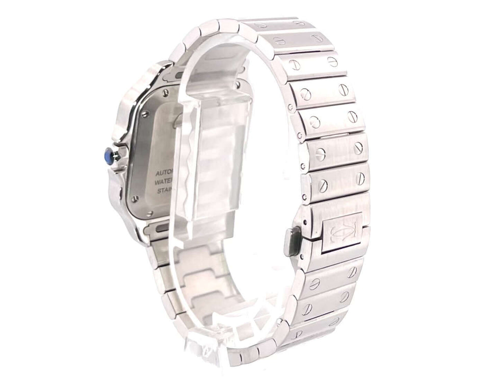 Rückseite der Cartier Santos de Cartier WSSA0010 Uhr mit Edelstahlband und poliertem Gehäuse, Modellaufnahme.