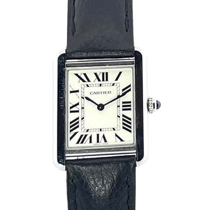 Cartier Tank Solo kleines Modell WSTA0030, Edelstahlgehäuse, schwarzes Lederarmband, silberfarbenes Zifferblatt mit römischen Ziffern.