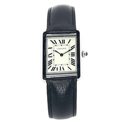 Cartier Tank Solo kleines Modell WSTA0030, silberfarbenes Zifferblatt, Edelstahlgehäuse, schwarzes Lederarmband, Quarzwerk, Saphirglas.