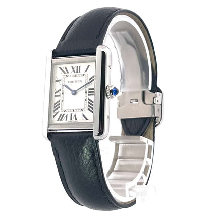 Cartier Tank Solo kleines Modell WSTA0030 mit schwarzem Lederarmband und silberfarbenem Zifferblatt, poliertem Edelstahlgehäuse und Quarzwerk.