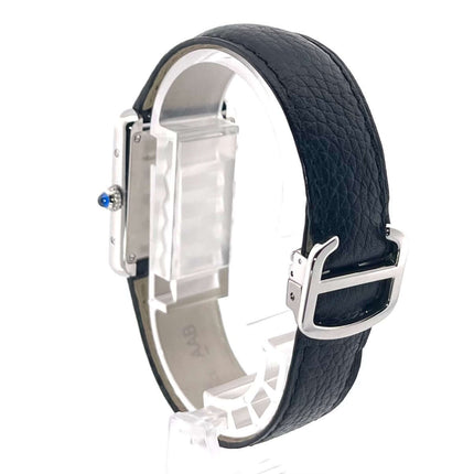 Cartier Tank Solo WSTA0030 Rückansicht, schwarzes Lederarmband, Edelstahlgehäuse, sichtbare Dornschließe und Saphirglas.