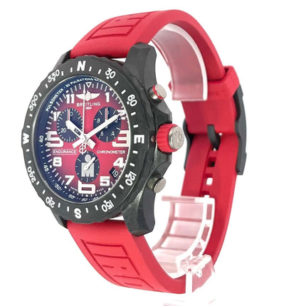 Breitling Endurance Pro Ironman X823109A1K1S1 Armbanduhr mit rotem Kautschukband, rotem Zifferblatt und beidseitig drehbarer Lünette.