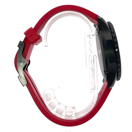 Seitenansicht der Breitling Endurance Pro Ironman X823109A1K1S1 mit rotem Kautschukband und schwarzem Gehäuse, 44 mm Durchmesser.