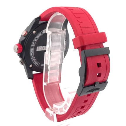 Rückansicht der Breitling Endurance Pro Ironman X823109A1K1S1 mit rotem Kautschukband und Dornschließe.
