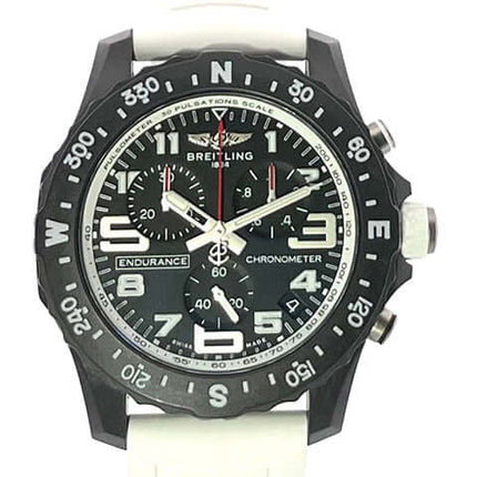 Breitling Endurance Pro X82310A71B1S1 mit schwarzem Zifferblatt und weißem Kautschukband.