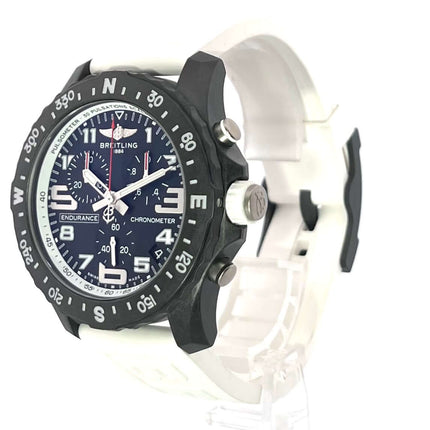 Breitling Endurance Pro X82310A71B1S1 mit schwarzem Zifferblatt, weißem Kautschukarmband und beidseitig drehbarer Breitlight Lünette.