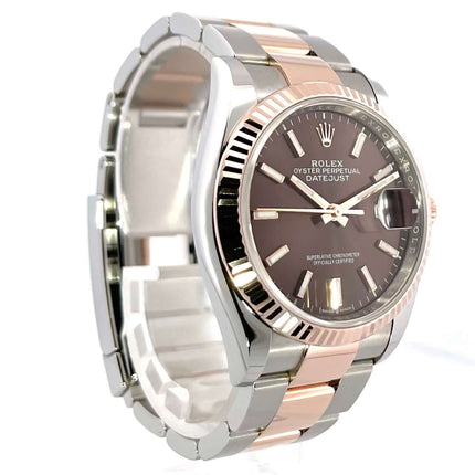 Rolex Datejust 36 Oystersteel Everose-Gold 126231 Choco Uhr mit braunem Zifferblatt und roségoldenen Indizes auf weißem Hintergrund