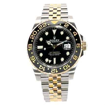 Rolex GMT-Master II Modell 126713GRNR mit Edelstahlgehäuse, gelbgoldener Lünette, schwarzem Zifferblatt und zweifarbigen Jubilee-Band.