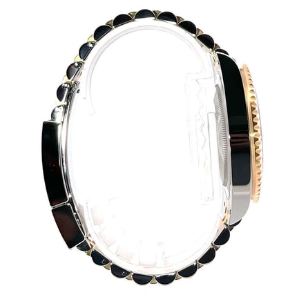 Seitenansicht Rolex GMT-Master II Edelstahl Gelbgold 126713GRNR mit drehbarer 24-Stunden-Lünette und Jubilee-Band