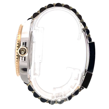 Seitenansicht Rolex GMT-Master II Edelstahl Gelbgold 126713GRNR mit schwarz-grauem Cerachrom-Zifferblatt und Jubilee-Band.