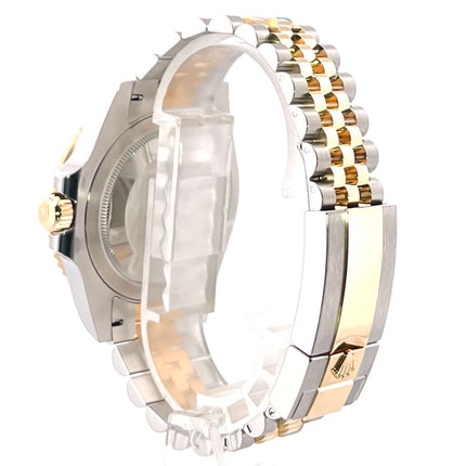Rückseite der Rolex GMT-Master II in Edelstahl und 18 Karat Gelbgold, Ref. 126713GRNR mit Jubilee-Band und Oysterclasp-Schließe