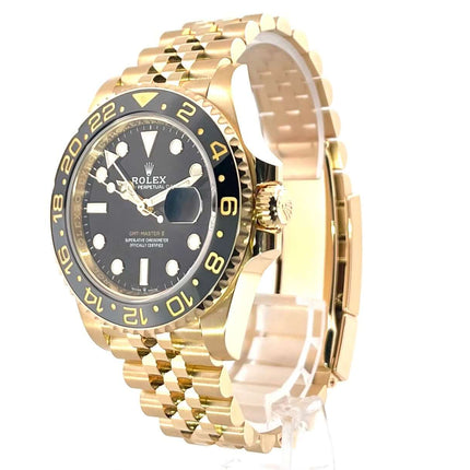 Rolex GMT-Master II Gelbgold 126718GRNR mit 18k Gelbgold-Gehäuse und schwarzem Zifferblatt, Jubilee-Band, drehbare Lünette in Schwarz und Grau.