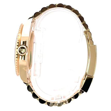 Seitenansicht der Rolex GMT-Master II Gelbgold 126718GRNR mit 18k Gelbgoldgehäuse und Jubilee-Band aus 18k Gelbgold.