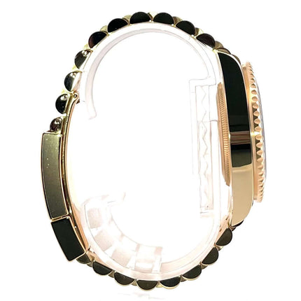 Seite des Rolex GMT-Master II Gelbgold 126718GRNR mit 18k Gelbgold Gehäuse und Jubilee-Band