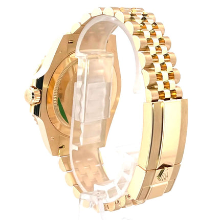 Rückenansicht der Rolex GMT-Master II Gelbgold 126718GRNR mit Jubilee-Band aus 18k Gelbgold und Oysterclasp-Schließe