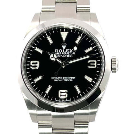 Rolex Explorer 40 Edelstahl 224270 mit schwarzem Zifferblatt und poliertem Edelstahl-Gehäuse auf weißem Hintergrund.