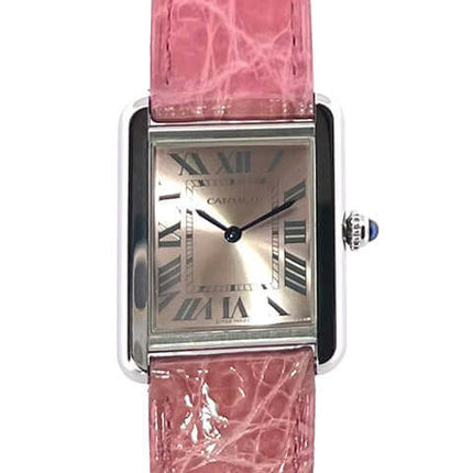 Cartier Tank Solo kleines Modell W5200000 mit pinkfarbenem Lederband und Edelstahlgehäuse.