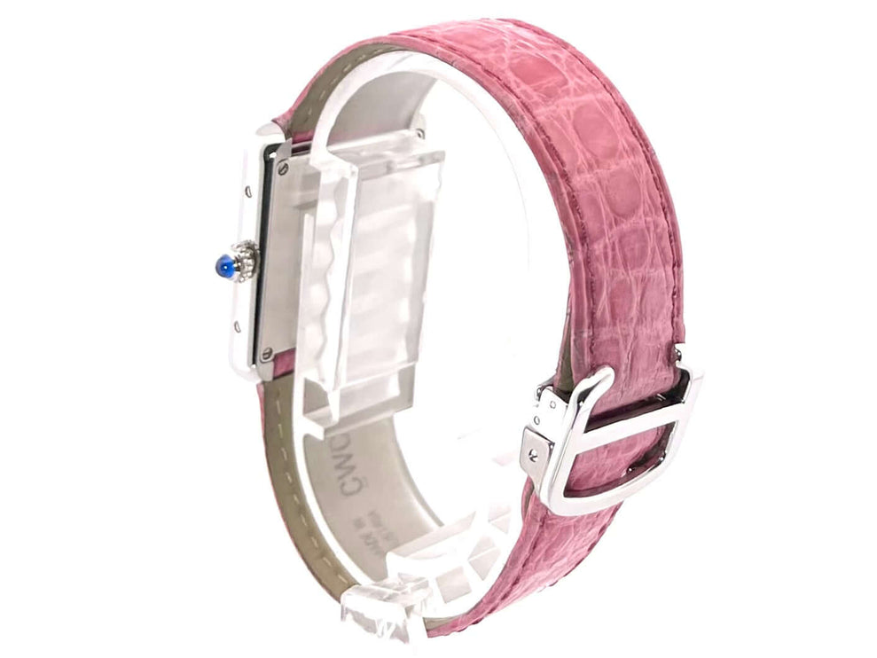 Rückansicht der Cartier Tank Solo W5200000 Uhr mit pinkfarbenem Lederband und Faltschließe, Edelstahlgehäuse und blauem Cabochon.